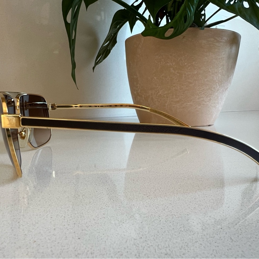 Louis Vuitton Z0549U Gold Metal Navigator Sunglasses Brown Gradient Lens - Picture 3 of 8
